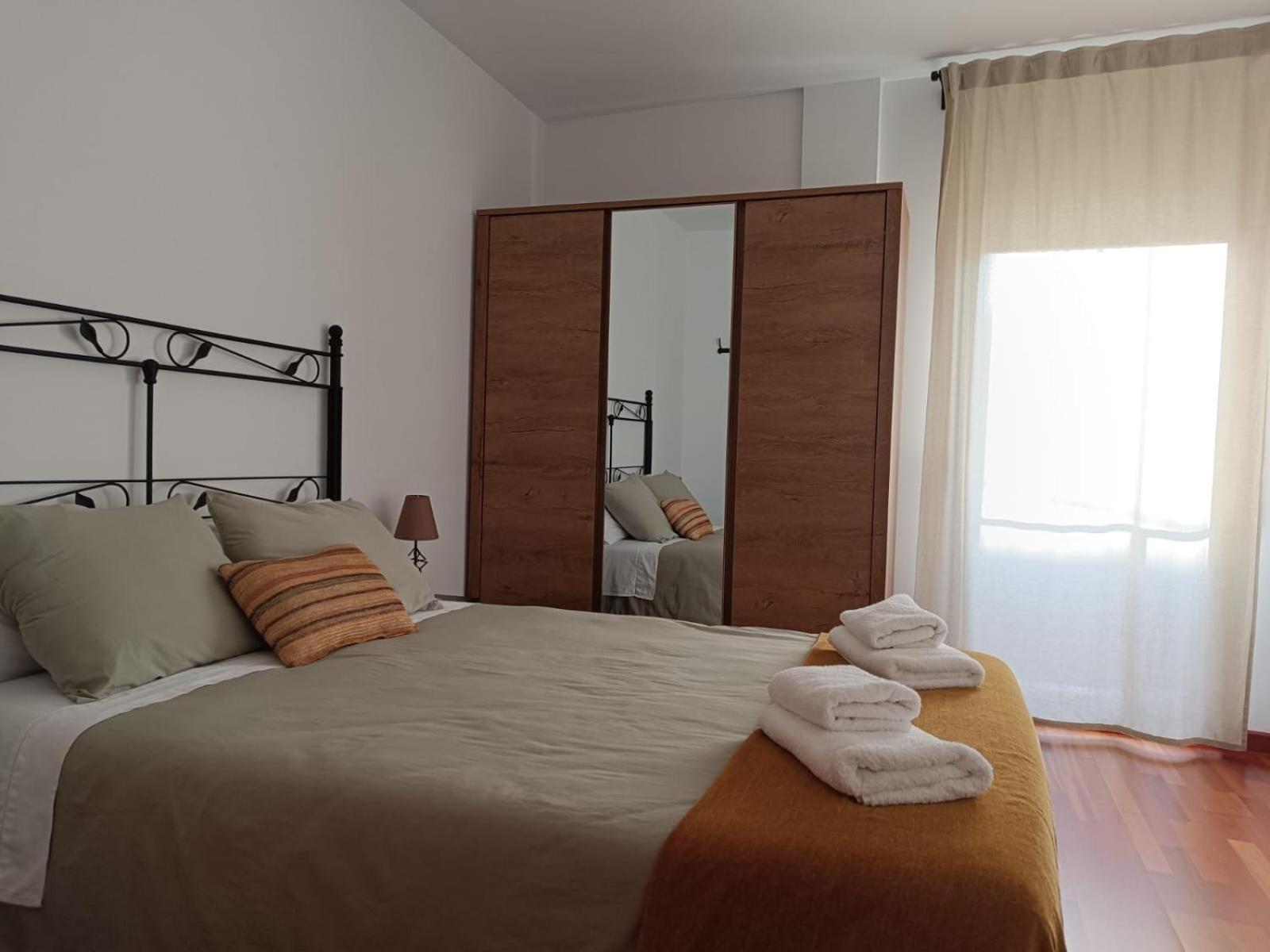 Apartamento Plaza De La Iglesia Deltebre Bagian luar foto
